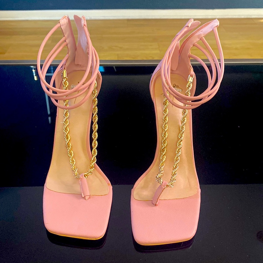 Never worn womens high heels with very stylish gold chains.